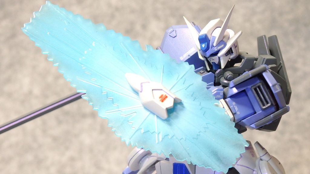 ~ACTION~
前腕部の装甲を引き出し、そこからビームシールドを展開させることが可能になります。
近接戦闘をメインに想定しているので、防御のための大きなシールドはデッドウェイトとなりかねません。
そこで、ビームシールドを採用し必要時のみ展開し格闘戦の邪魔とならないようにしました。