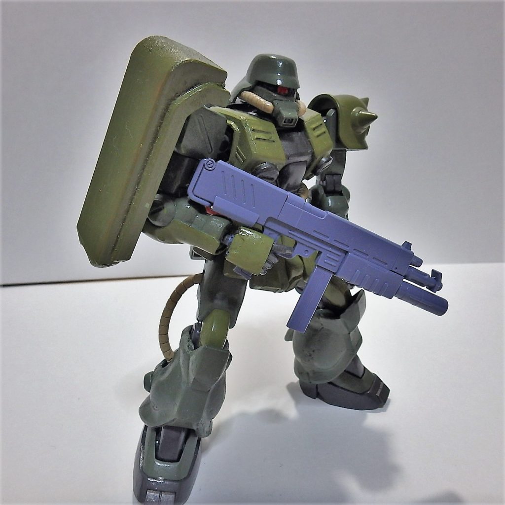 銃をやや下に構えながら歩くの好きです。