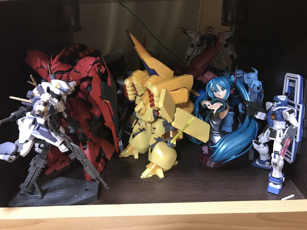 いつものガンプラスペースに飾る♪〜(´ε｀ )