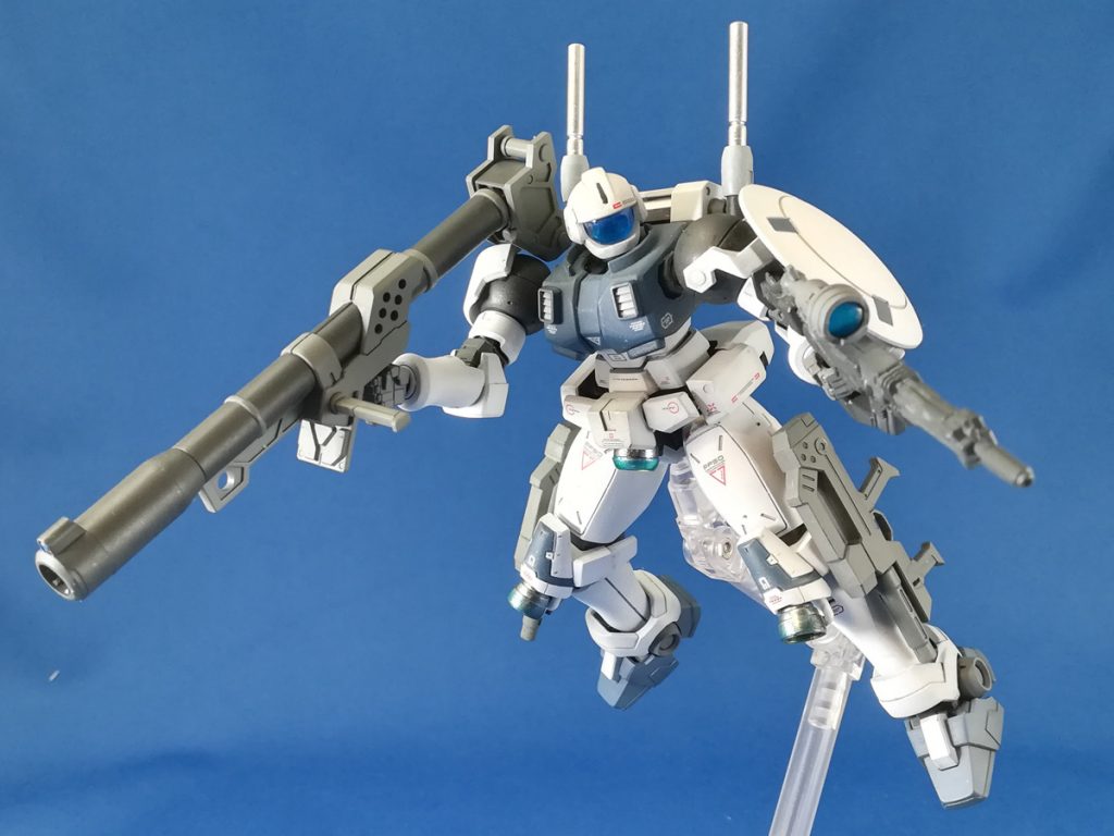 LEDサーベル2本、バズーカ、ビームライフル、ビームマシンガン2丁を装着したフル装備。
シールド裏の標準ビームサーベルも残してます。