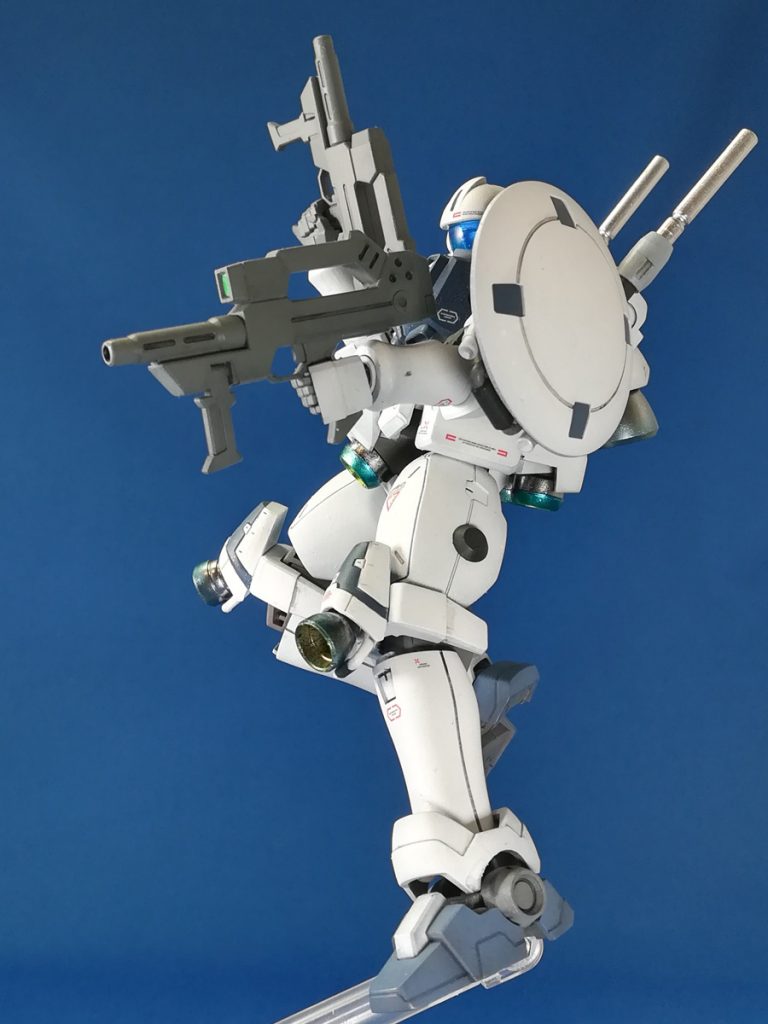 バズーカとライフルを捨ててビームマシンガン2丁。
ビームマシンガンはネオジム磁石のアダプタで太もものハードポイントに吊り下げられます。