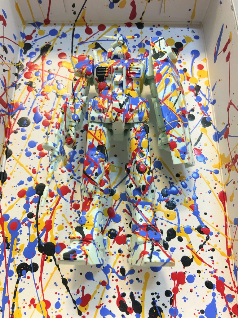 3.「自在」
飛び出した色はキャンバスの内外関係なく、「自在」に飛び回りまわる。