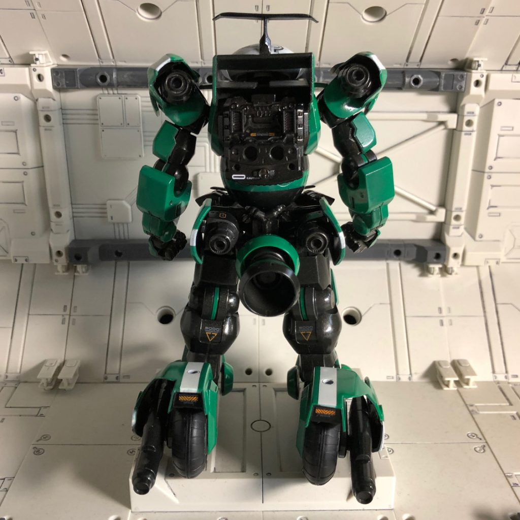 背面はシャーシのイメージでブラックメタリックの面積を多くしました。バックパックはエンジンっぽい雰囲気のジャンクパーツから。メインスラスターは1/100グレイズ改のお下がり。ランナーパーツを加工してパイプっぽくしています。
肩・腰のサブスラスターは本来のアーマー類にジャンクパーツ、ビルダーズパーツHD1/100MSスパイク01とUバーニアフラット、かな?