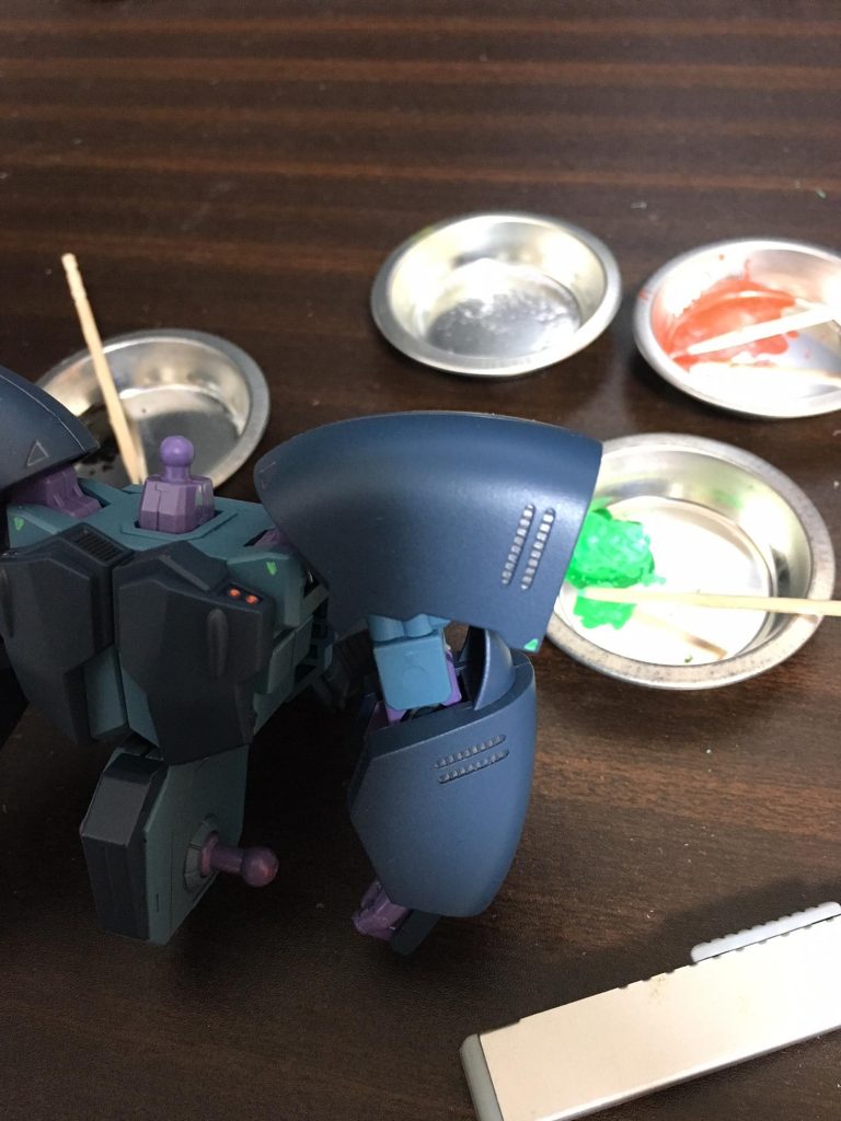 バーニア内部のメタリックレッド、センサー部のグリーンはガンダムマーカー塗料を爪楊枝で塗装。