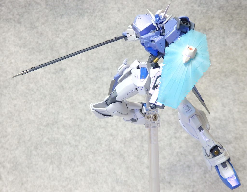 ~ACTION~
~COLORING DATA~
紫=ラベンダー(G)
青=MSライトブルー(C) ※記憶が曖昧なのでここのみ違うかもしれません※
白=クールホワイト(C)+MSライトブルー(C)少量+GXクリアパープル(C)少量
武器・関節グレー=メカサフ ライト(G)+EXホワイト(G)+ティターンズブルー(C)少量+色ノ源シアン(C)少量
ビームシールド=クールホワイト(C)→色ノ源シアン(C)にてグラデーション
白と紫部へのスミ入れにはホワイト+パープル(共にタミヤエナメル塗料)の混色を使用しています。
デカールを85枚貼り終え、最後にアメジストパープル(C)にてパールコートを施しました。
## ~製作秘話(?)~