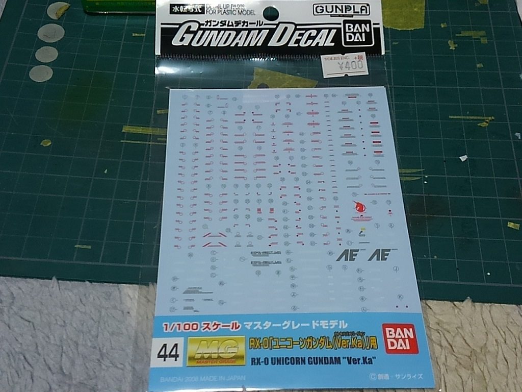細かいデカールはMGユニコーンのデカールを適当に散りばめて貼り付けています。