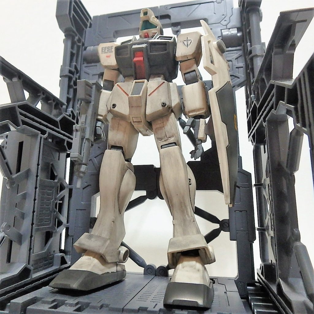 フロントスカートの端の円部分をみたら、ビーズをはめなきゃいけない衝動に駆られます。