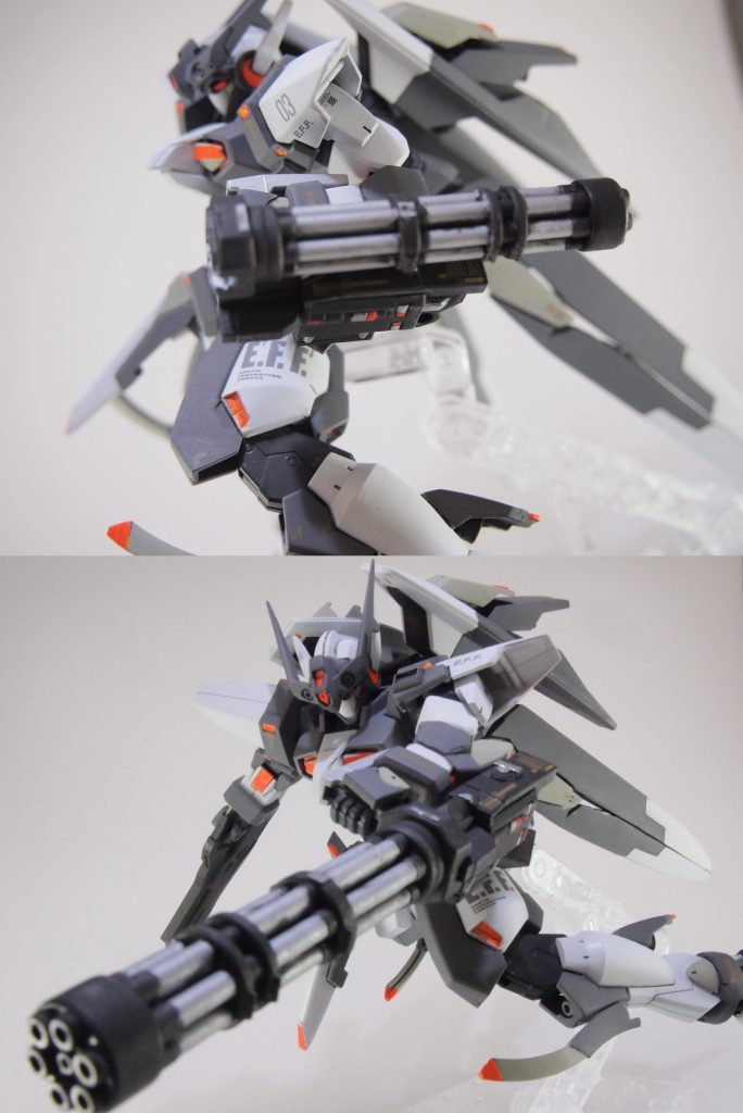 武装2 ドッズガトリング
ドッズライフルの技術を応用。回転式のバレルを採用することで連射性を高め、追加エネルギーパックを内蔵することで従来よりも弾切れを起こしにくくなった。
僚機との連携を重視して集弾性を低く設定。高速で移動しながら弾丸を撒き散らすように使用することで敵機の動作を阻害。シャルドールDによる狙撃、AGE-2 ODによる範囲攻撃の成功率上昇に貢献。