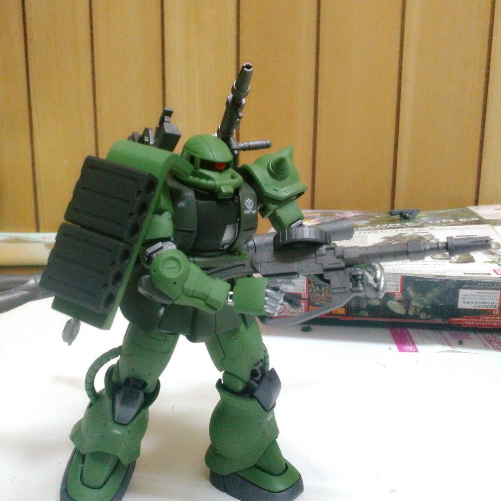 武装の紹介です。
ザクといえば、ザクマシンガンですね。
ドラムマガジンの内側が肉抜きされている以外は特に問題なかったです。まぁHGですし仕方ないですね。