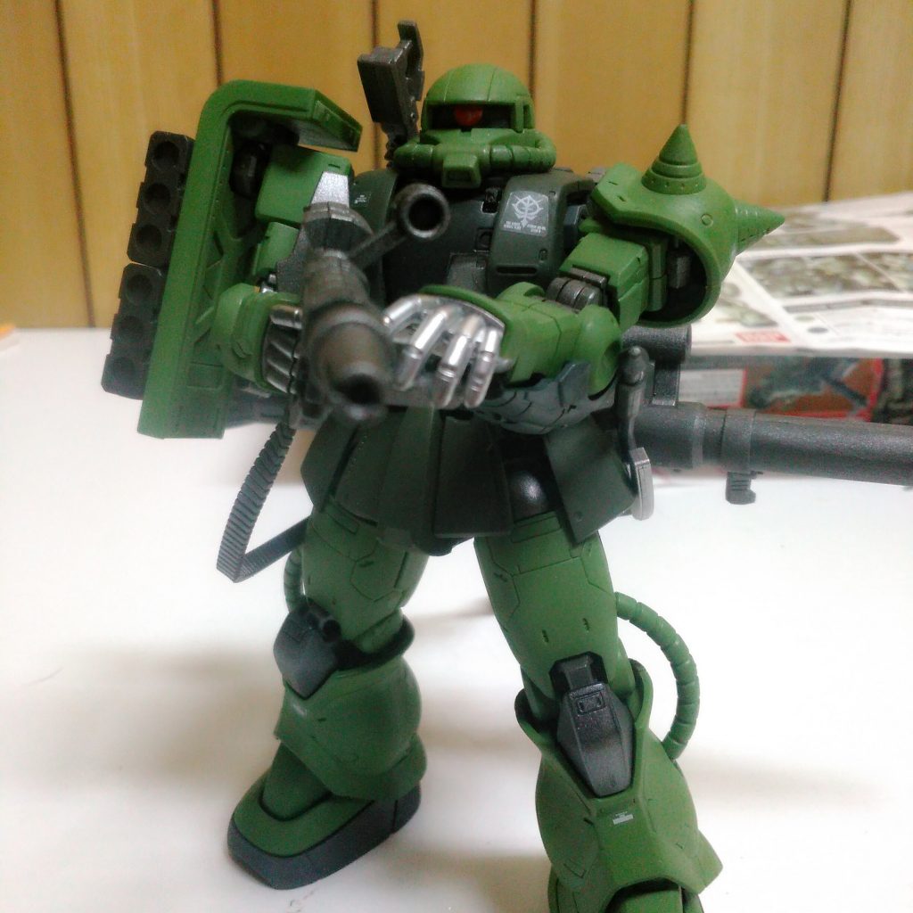 続いて、ベルト給弾式MS用マシンガンです。
バックパックの下側のボックスマガジンから給弾ベルトが延びていて、マシンガンに装填されています。
マシンガンというより、機関銃ですかね？形はザクマシンガンのマガジンを除けたようなデザインですが。