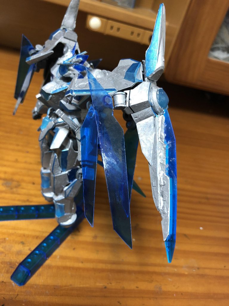 マント部分は元々あったパーツを透明プラ板で翼をイメージして付けました。