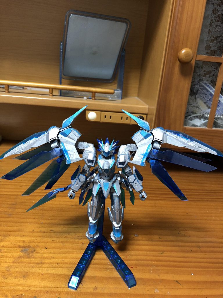 上にスライドすれば翼みたいになります。