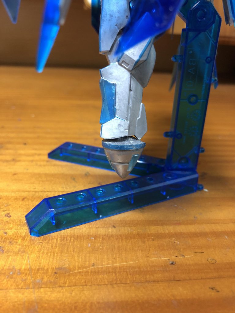 足は太陽炉を差し替えて、常に空中に浮遊する設定です。