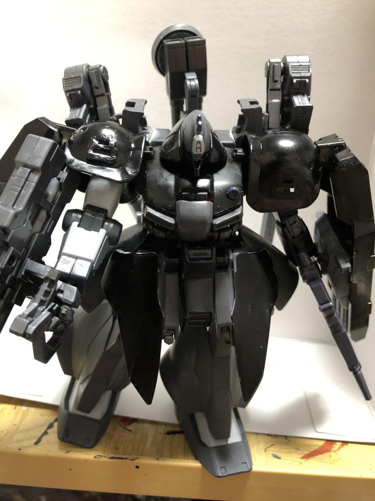 ゼク・ビシャモンテン
ササガワアキヤがゼクアインを改造して制作したガンプラ。
真っ黒な機体と大型化したサイドスカートとフロントアーマー。
左右非対称の腕と大型化したシールド。
背部のキャノンが特徴。
射撃戦を得意としており、
兄のハルキが乗る『ガンダムオリジンルーツ』との連携を前提に作られている。
大型フロントアーマーには隠し腕が取り付けられ、
太ももに付いているビームダガーを駆使して変則的な格闘もできる。
重さがあるため水中ではうまく機能しない。
ヘッドギアも制作していたが、不評により廃棄された。
名前の由来は武の神『毘沙門天』から由来し、
毘沙門天のような強い機体になる事を願って命名した。
ステータス
格闘・D
射撃・A
機動・B
索敵・C
操作性・D
耐久・A
地形適正
空中・C
地上・B
水中・D
宇宙・A
山岳・B
必殺技・『オールバースト』
身につける全ての武装を一斉射する。
バズーカ、キャノン、三連装砲を使用後パージする。
パイロットデータ
『アキ』
ダイバーランク・C