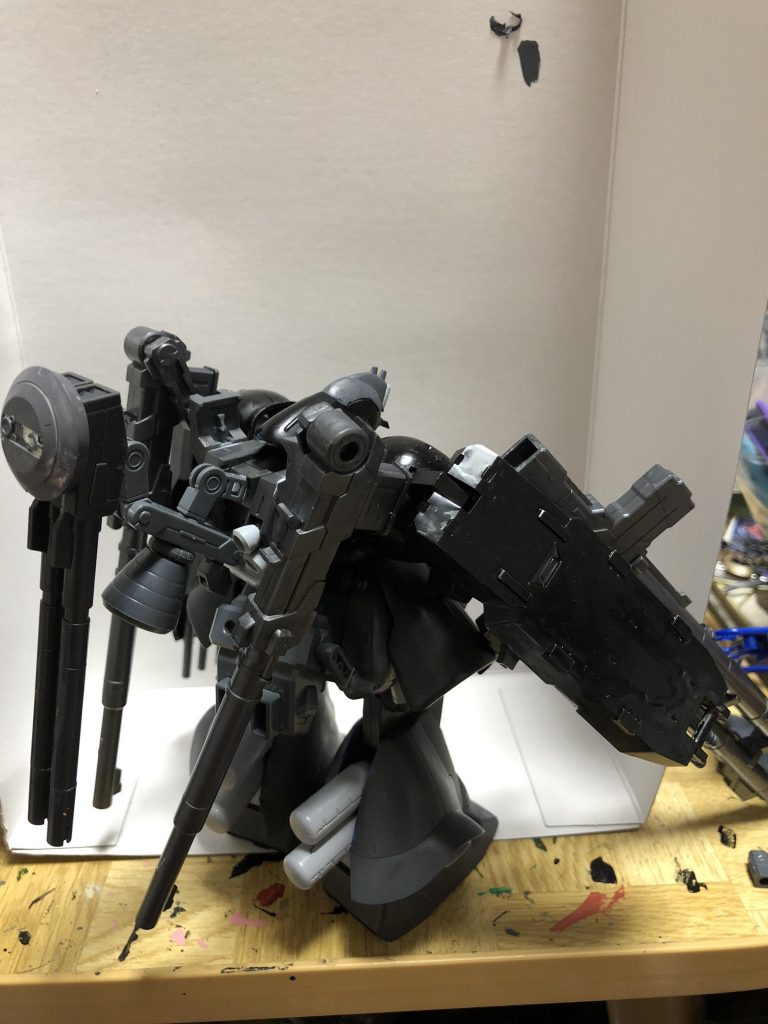 バックショット
背中の武装、肩のシールドなど変更点がよくわかるショットです。
腰にハイモックのバックパックをつけており、
これからも拡張できる可能性を秘めています。
この足の太さはとてもいじりやすくて良かったです。