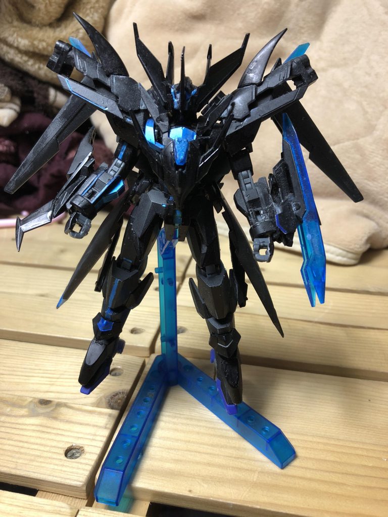 正面から 
トランジェントの槍の刃のパーツを腕につけツメの様な武装にしました
カラーリングは黒とメタリックブルーの2色にしました