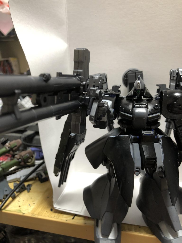 武装1『ツインロングバズーカ』
最大射程距離が通常のバズーカの3倍の距離をもつバズーカ。
ゼクアインの堅牢さを持って片手で扱える代物であり、
実質この機体の専用兵器。
それぞれビームバズーカと実弾を使い分けることができるため汎用性が高いが取り回ししにくく、
狭い場所では使えない