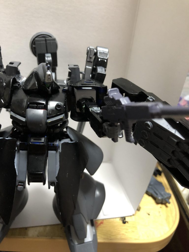 武装2.ビームライフル
ベーシックなビームライフル。
バズーカでは対応不可能な近距離相手に使用する。
収束射撃も行えるが、それ以外は何も変わったところがない使用しやすい武器。
ちなみになぜ左腕が別キットなのだが、
なぜ別キットの腕なのかと言うと、
製作中に壊れてしまいそれのリペア策だとかなんとか・・・