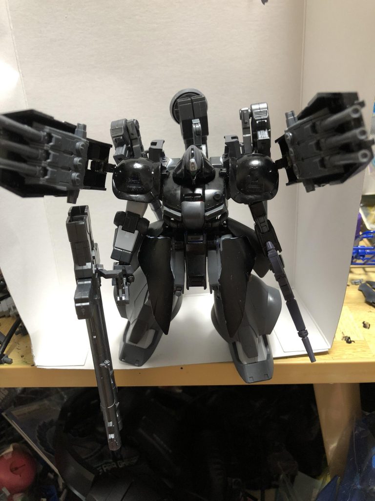 武装3.三連装砲
シールドの裏側に取り付けられている三連装砲。
大和に使われたものがモチーフになっているが柔軟な発想により燃焼弾、氷結弾、APFSDF弾頭など様々な弾を使い分けれる。
使用キットはMSGの連装砲です。
利便性の高いのでオススメです。