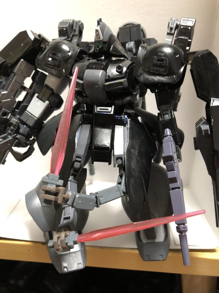 武装6.隠し腕&ビームダガー
大型化したフロントアーマーに隠された隠し腕。
太ももに付けられたビームダガーを取り至近距離まで寄られた場合の迎撃手段を取ることができる。
また、
左手にビームダガーを渡すことや落ちた武器を拾うこともできる。