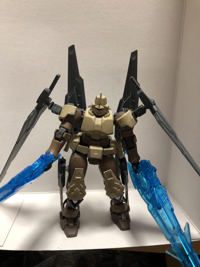 フロントショット、
武装から見てわかるように格闘装備がとても多く射撃はバインダーガンのシュートモードとファンネルモード、
腰のビームサーベルをファンネルのように遠隔操作する事以外不可能である。

手に持つ青の剣は彼の専用装備であるが、
のちの高難易度クエスト、
ニュクス討伐ダンジョンではたまにデータがドロップするらしい。