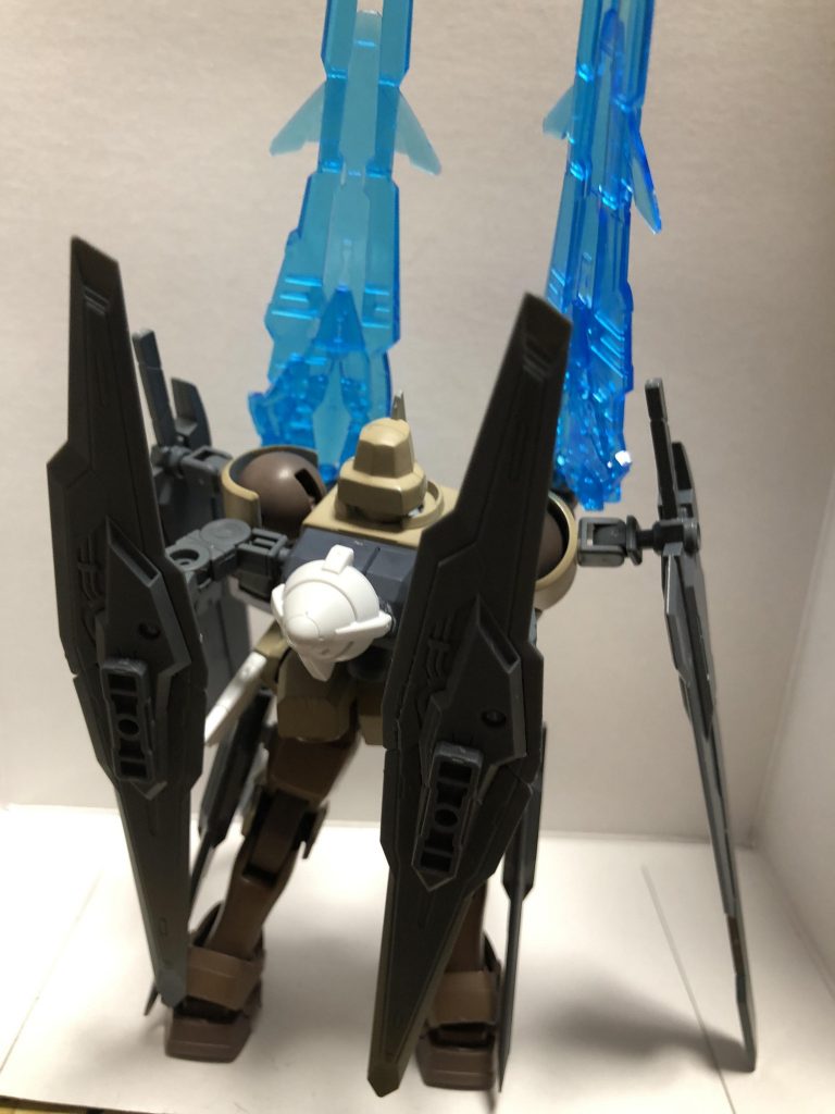 バックショット。

GNドライヴは後付けなので輪郭が浮き出ていますが、
ある意味これが違和感ないかも？

このバインダーと太ももについているバインダーガンはファンネルとして飛ばせる設定です。