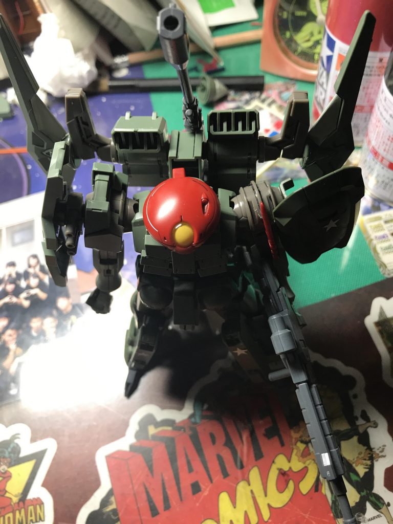 左右の腕の装甲などがバラバラなのは左右非対称が好きだからです。