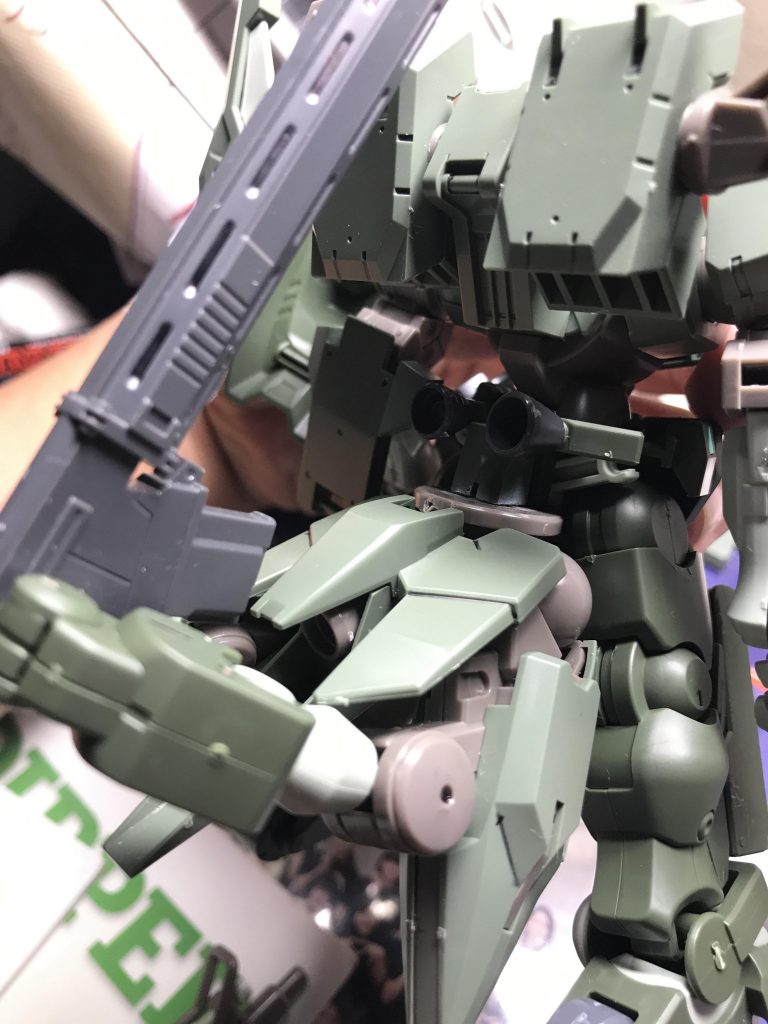 なぜGN-Xをミキシングしたかと言うとそれはこの腰から膝までのパーツに惚れたからです。これをどうにかグリモアの足と並行して使えないかと考えた結果がこれです。
できる限りパーツを使いたかったので無理矢理ではありますがグリモアの腕にジャンクパーツの対艦ライフルを付けて見ました。個人的に気に入ってる。