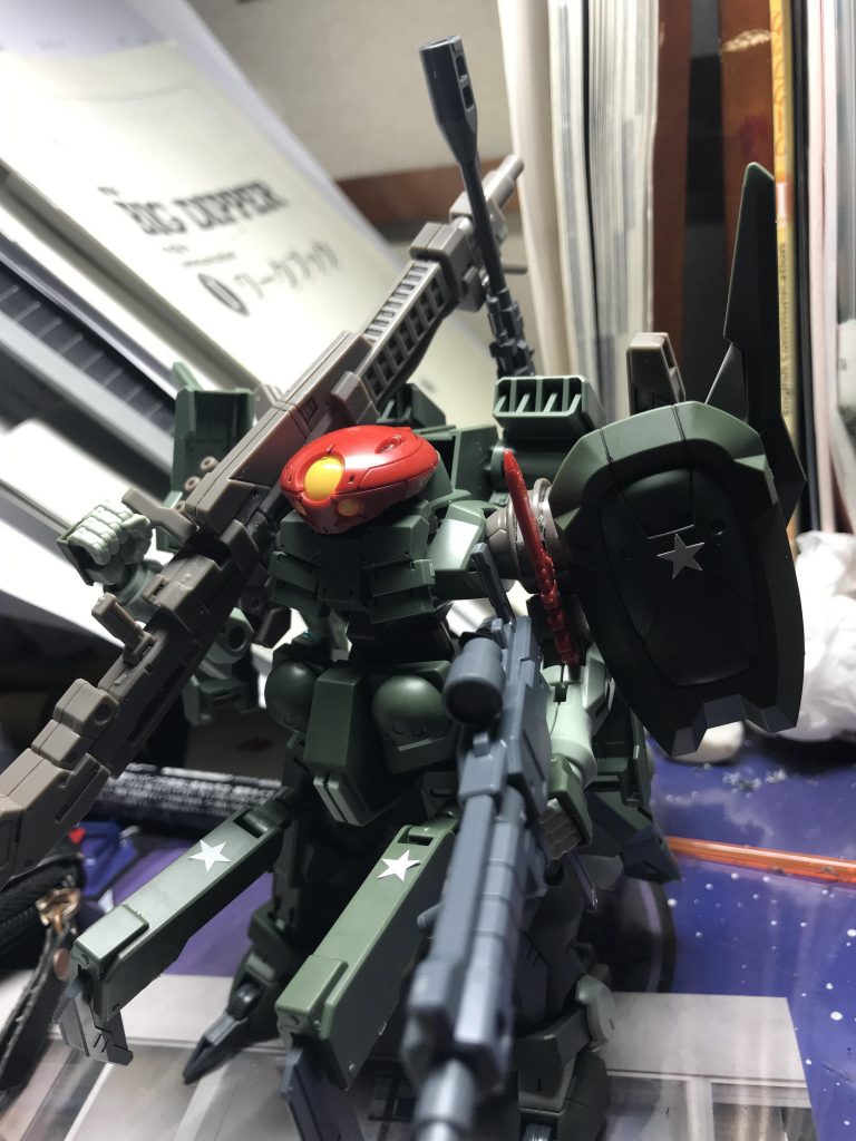 できる限りグリモアのの特徴を残せるようにしたつもりですがその結果足の可動域がとてつもなく狭くて残念でした。
もっといい発想で改善していきたいです。
あと大きな武器をロボットが担いでる姿が好きなんです