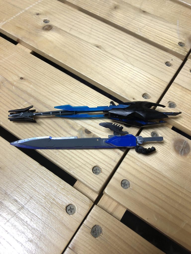 武器は2種  
エクシアのGNソードを改良して制作した剣と遠距離攻撃が可能でランスにもなる武器を作りました