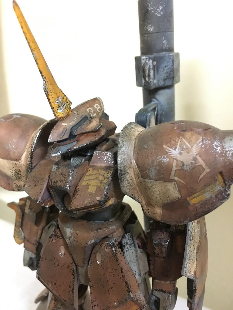 デカールに特に意味はありません。少しアクセントが欲しいと思い、余っていたものを使いました。 
ちなみに、頭部の28のデカールは28日にできたからと言うだけです。