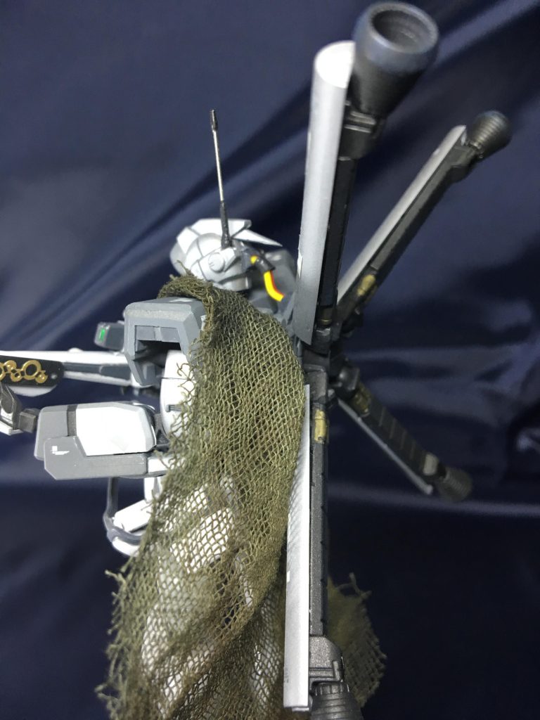 頭部から何かの配線をチラ見せしてます