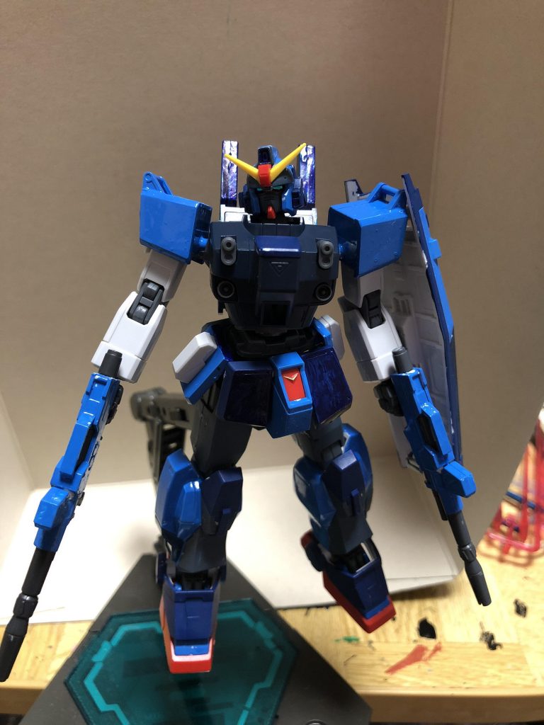 正面、

キットのベースとしてはプレミアムバンダイで注文していたパラシュート装備の陸戦型ガンダム、

そしてブルーディスティニー三号機で構成されています。
割合としては

胴、足、バックパック、シールド→BD三号機
頭、腕、腰→陸戦型ガンダム

となっています。

・・・色青くするなら2号機でもよかったのでは？と言われそうですが、
これには単純な理由があります。

・・・二号には！ドミナンスライフルが！ナイッ！！
ちなみにこれは作者がGBNに行ったら使う作者専用機のつもりです。

長くなりましたが、機体の設定を・・・


ガンダムオリジンルーツ
ササヤマハルヒコが弟に誘われて始めたGBN。
その第一号の自分専用機。

名前の由来は、
自らがガンダムにハマる原点［オリジン］と、そこまでの道筋［ルーツ］を表しているから。

陸戦型ガンダムとブルーディスティニー三号機をミキシングしており、
オリジンルーツの基本となる形。

武装もビームライフル、サーベル、シールド。
そして胸のマルチ兵装のみとシンプル故に扱いやすい。

尚、頭部が陸戦型ガンダムなのは試しに使ったEXAMシステムの使用感が慣れなかったためであり、
今はまだ使うときじゃないと判断した故のことである。

機体パラメータ
格闘・・・D
射撃・・・C
機動・・・C
操作性・・A
索敵・・・E
耐久・・・C

地形適性

地上・・・B
宇宙・・・B
水中・・・D
空中・・・D
山岳・・・D

パイロットステータス
diver name『ハル』
使用ガンプラ（ガンダムオリジンルーツ）
プレイヤーランクF
所属フォース無し