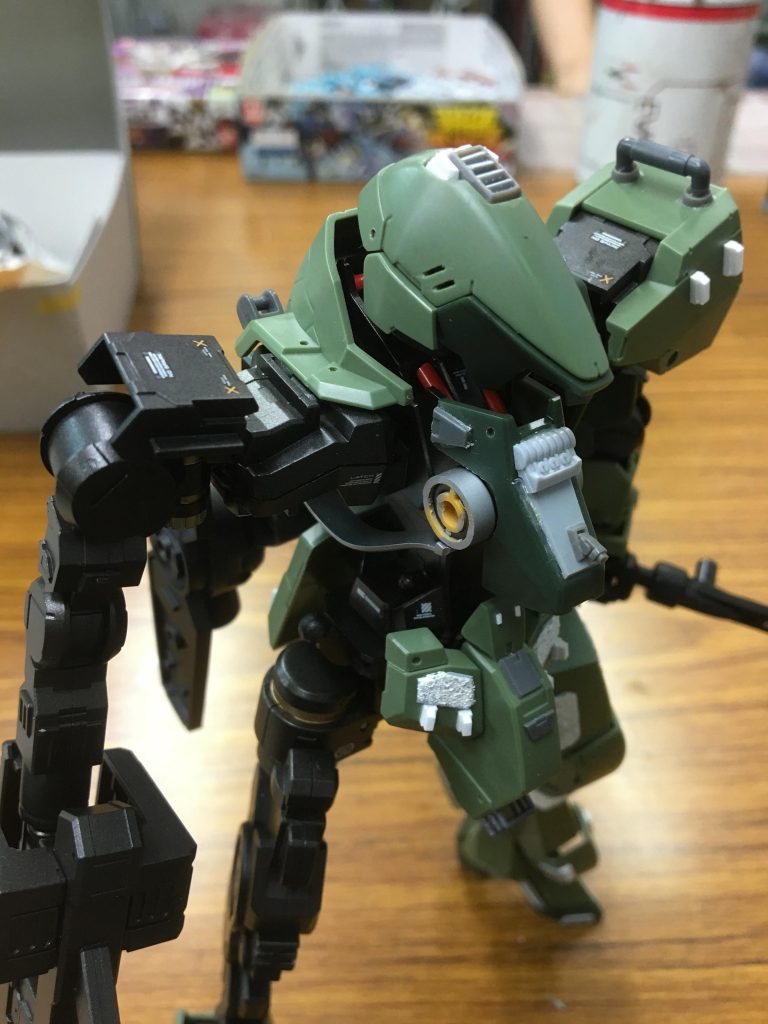 頭部カバーは開口して中のファンがかろうじて見えます(;^_^A