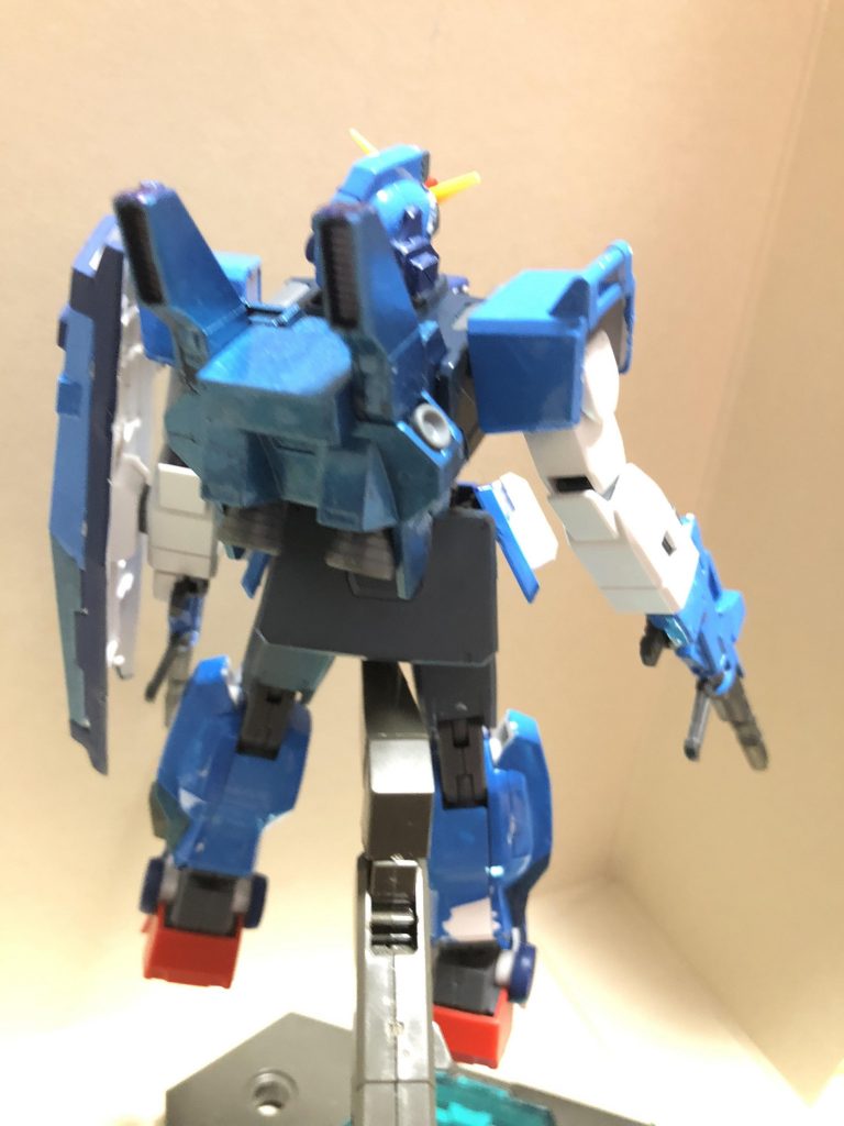 背面
正直あまりいじっていません。

陸戦型ガンダム、ブルーディスティニー三号機。
どちらもすっぴんがイケメンなので。

シールドはブルーディスティニーなものに変更。
やはりガンダムはこのシールドですよね！（なんでやねん。）