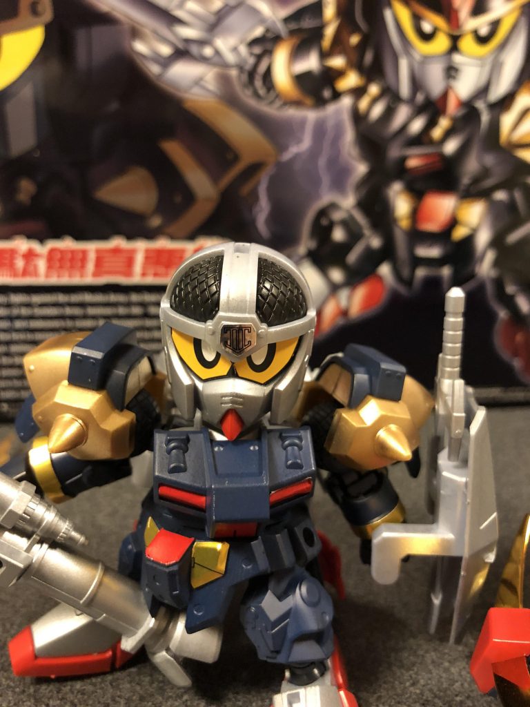 シールをつなぎ合わせ目をより目にしました、より昔のイメージに近くなりました。
その上でカブトを深く被せます。