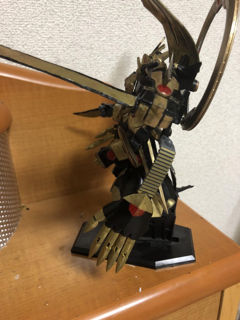 横から見ると、ガンプラの中でもゴツい腕を3種類付けてみました。