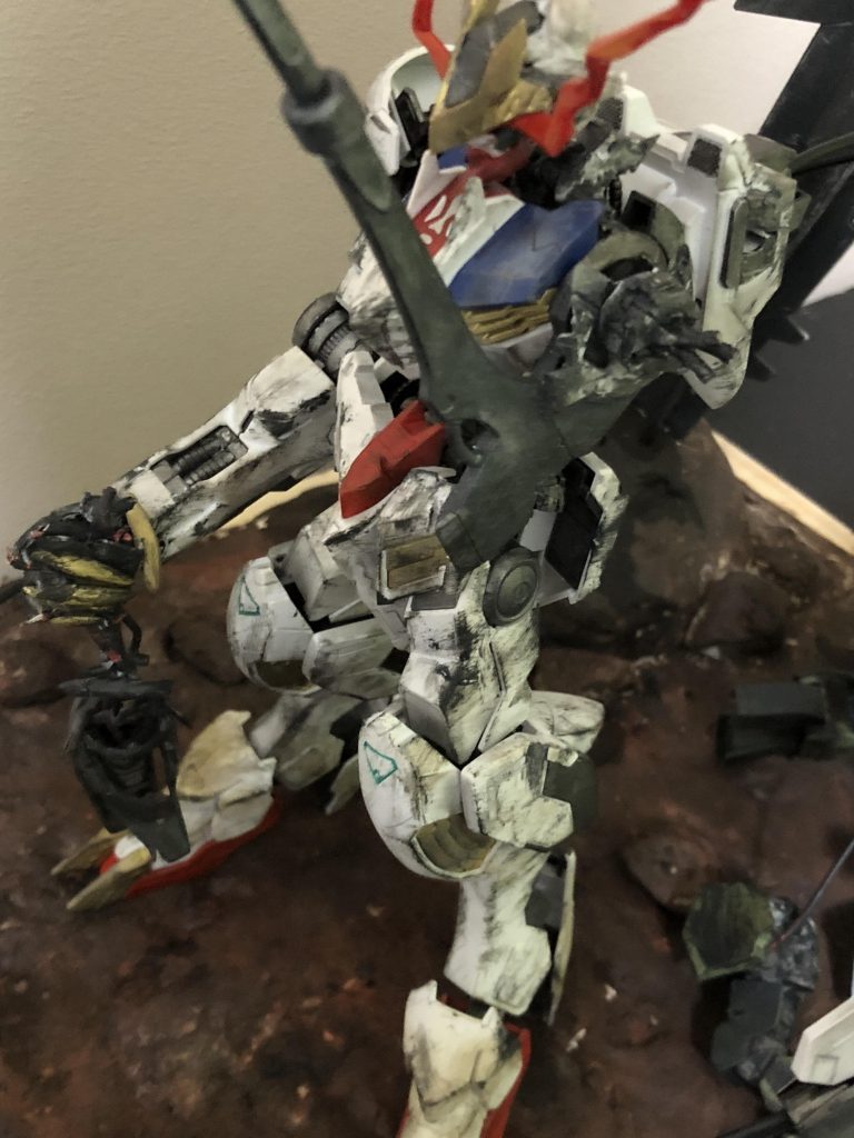 原作の最後に近づけるためにかなりダメージを入れました。グレイズの頭と針金を組み合わせたものをつかませています。