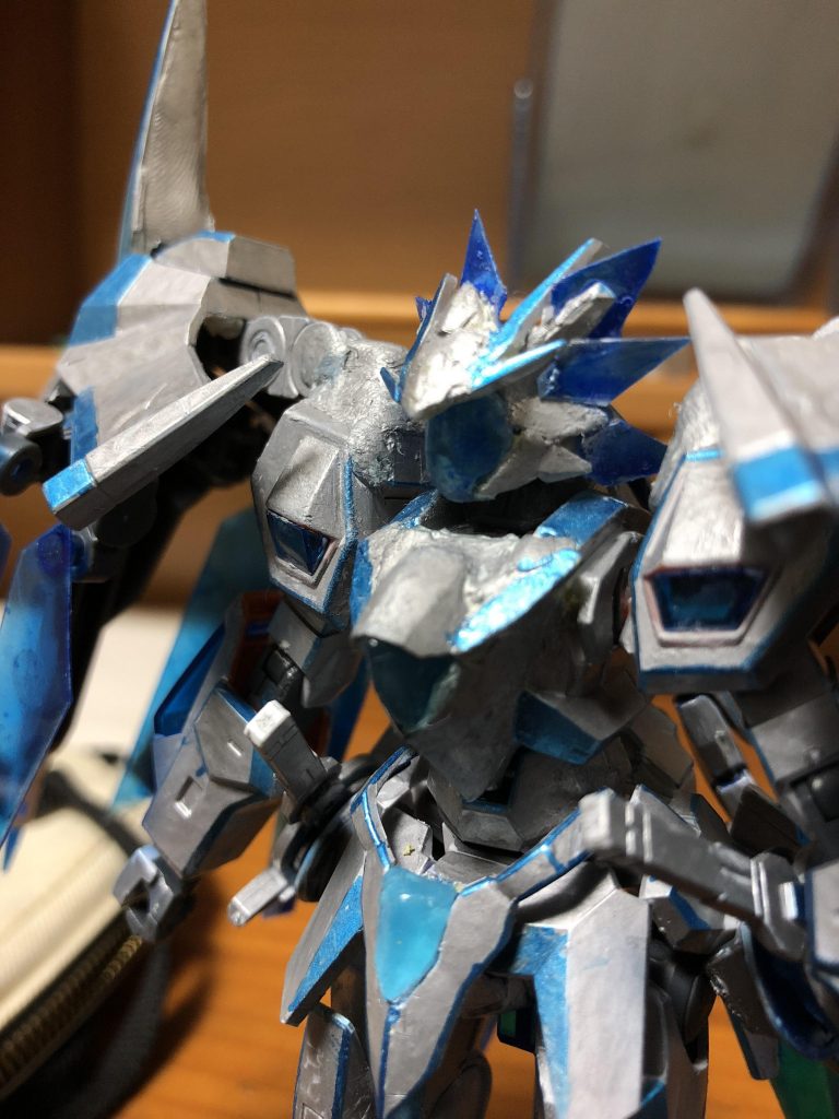 頭はドラゴンっぽく角とエリマキ部分を作りました。