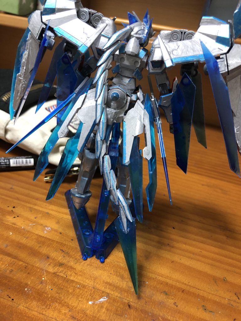 頭の後ろはテイルブレイドを付けました。後ろの敵を刺して攻撃します。