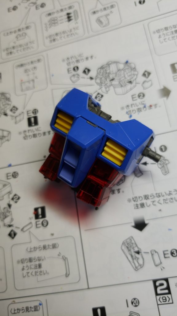 胸部の組み立て
ガンダムの青って本当にきれいだと思います