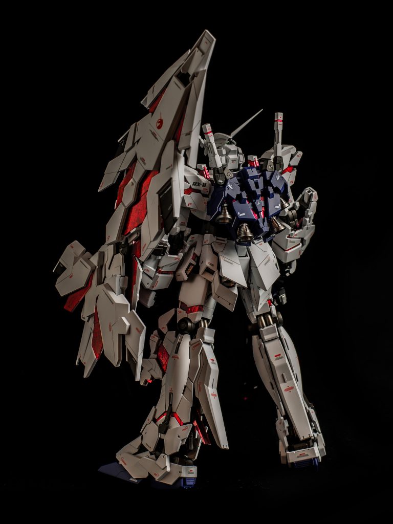 シールドはバンシイのものですがそのままだと大味なのでスジボリ、プラバンなどで全体的にディテールアップしています。サイコフレームはラップ塗装で発光状態を表現してみました。