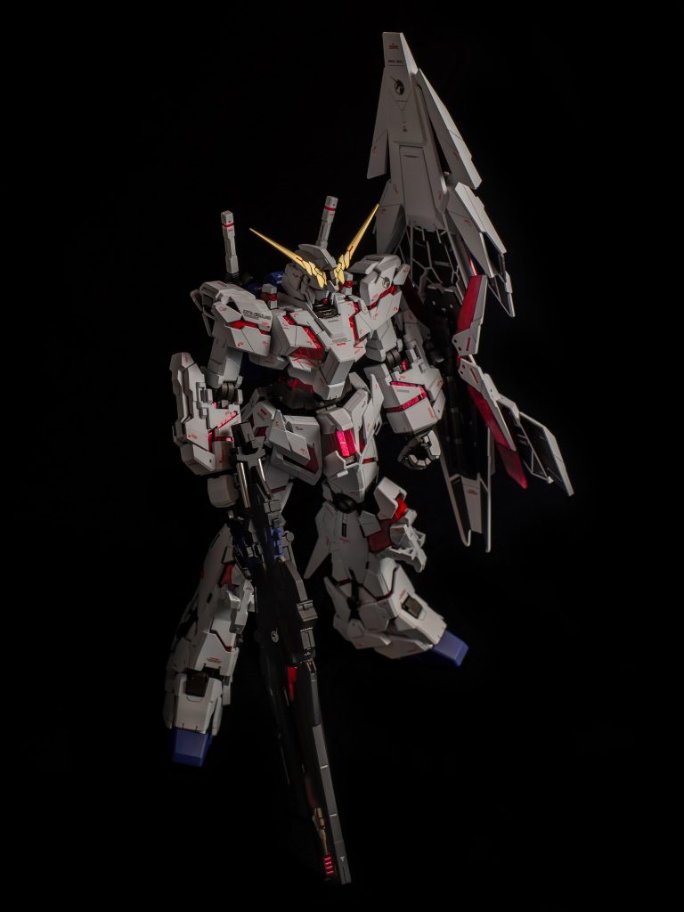 本体はMGユニコーンガンダムで、足の長さを調整したり、顔の調整など微調整をしています。ライフルはビームマグナムをベースにジャンクパーツを組み合わせてサイコフレームを搭載した新型ビームマグナムを装備させました。