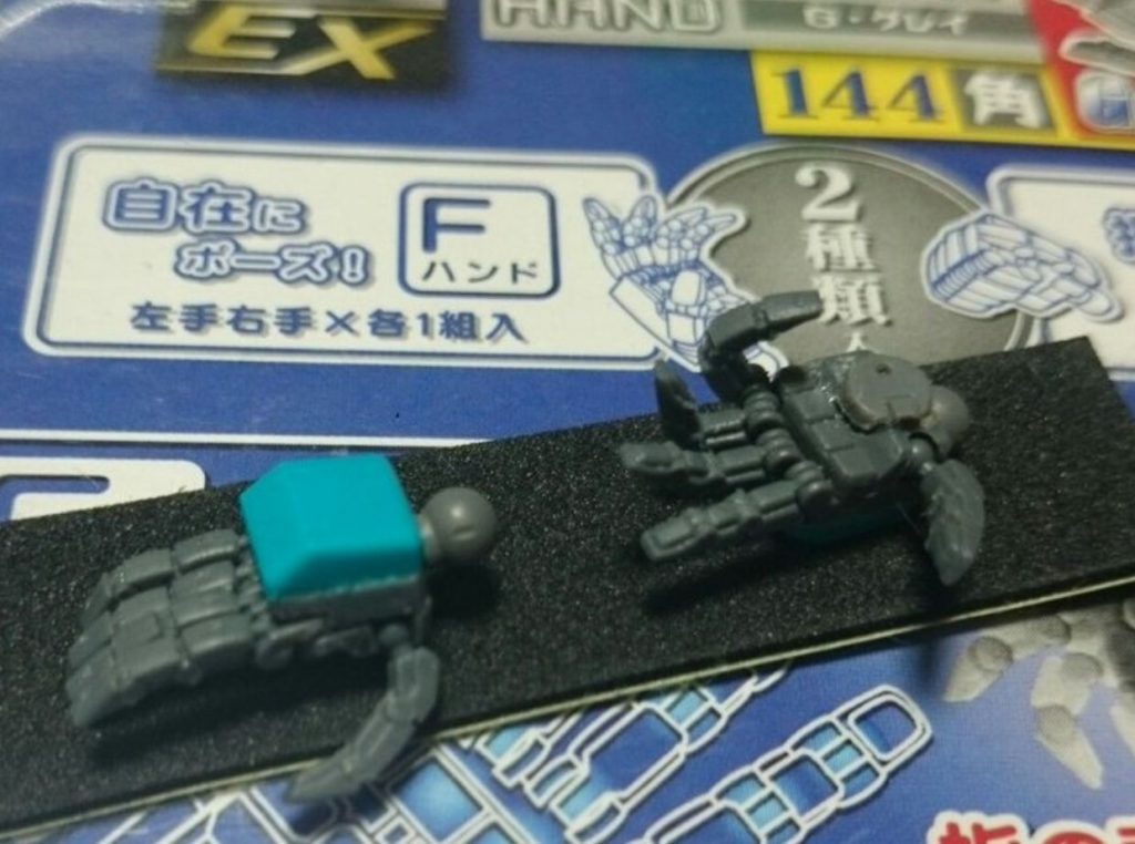 グレイズの手甲パーツと親指付け根の円筒パーツを貼り付け。