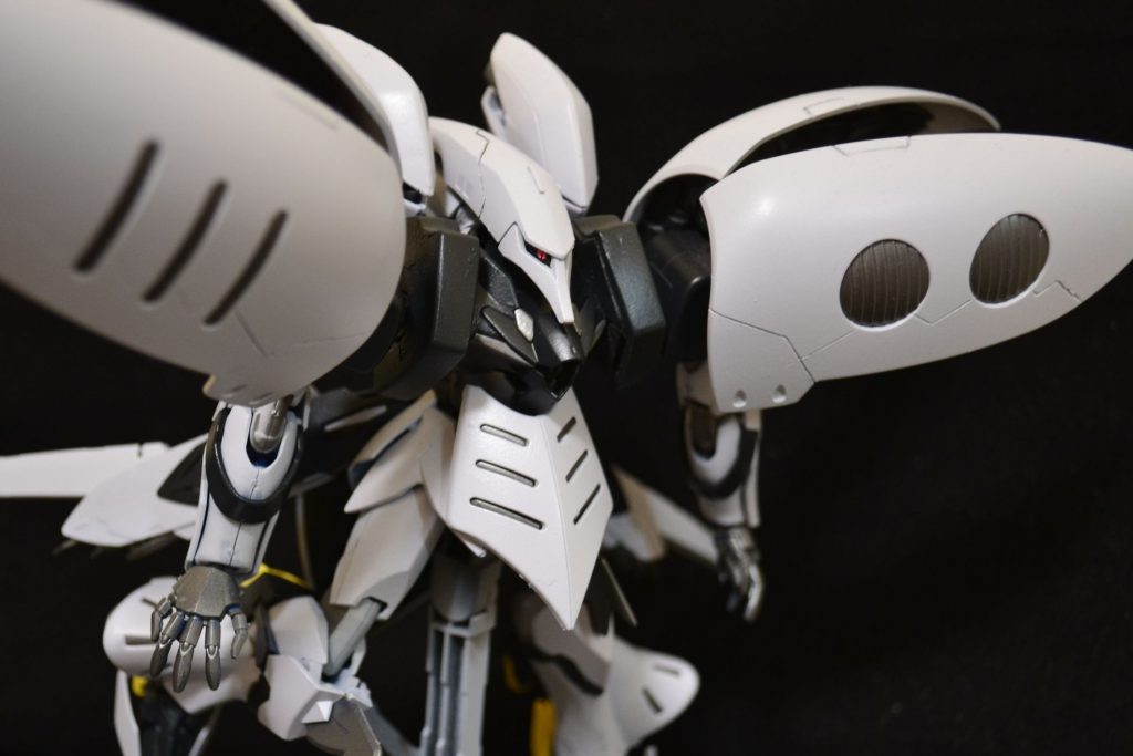 バックパックの形状と頭部、肩のバランスがよくできたと思います。
肩幅はキュベレイの胴体をつないで拡幅、バックパックは少し上へ移動させています。