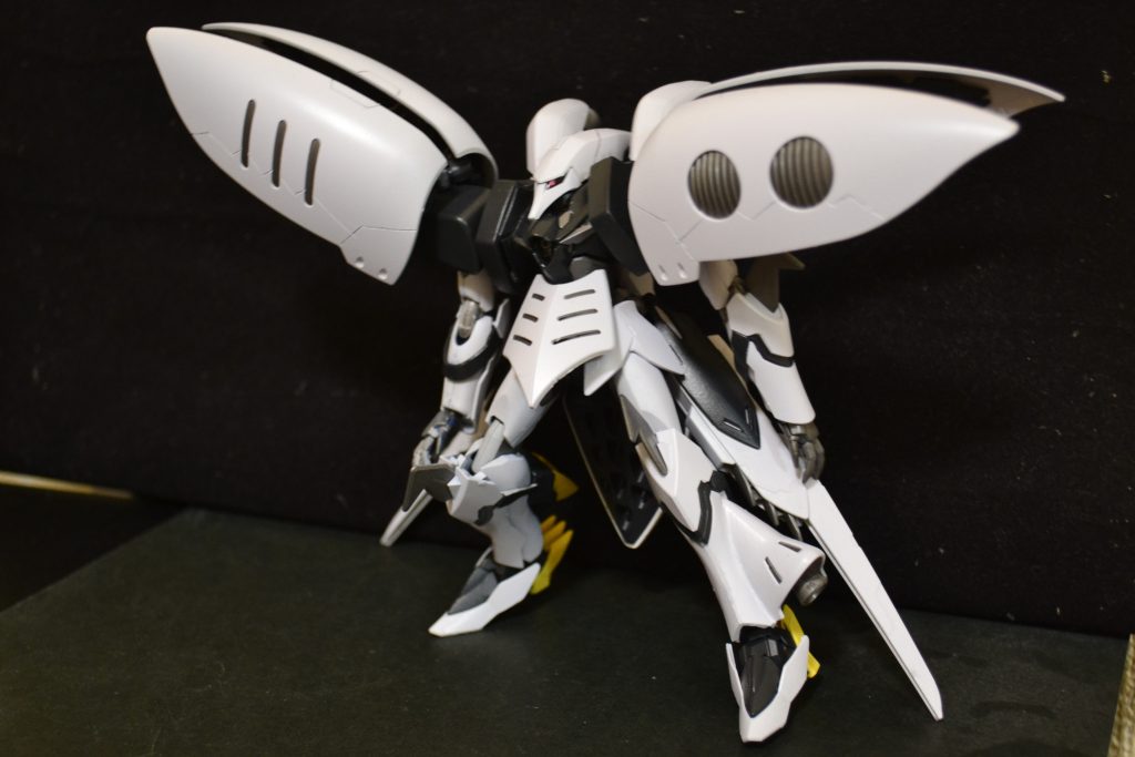 キュベレイは手ぶらが似合うと思います。主な武器はファンネルです。