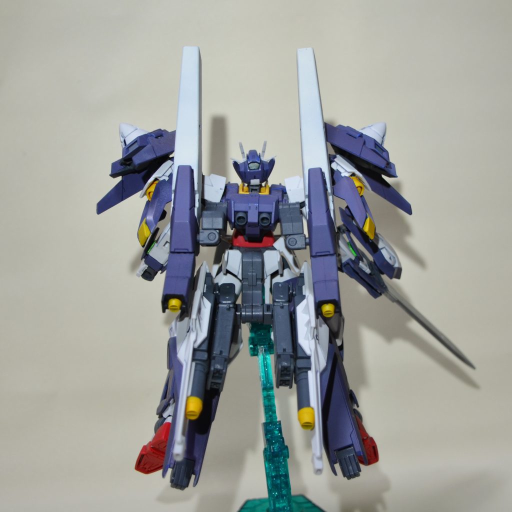 ■アームズモード
足のダッシュユニット、背中のアームから延びるソードバインダー、GNバズーカⅡ のスラスターを背面に集中させて、ダブルオーダイバーエースより推進力の強化を行っている