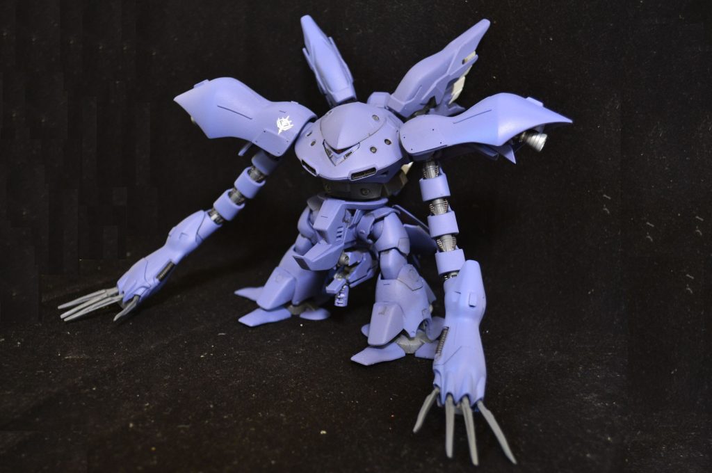 シナンジュのバックパックを背負わせました。股間部はメタスです。
当初はでかいフロントアーマーをつけていたのですが、ハイゴッグのチャームポイントは下半身ではないかということに気づき外しました。