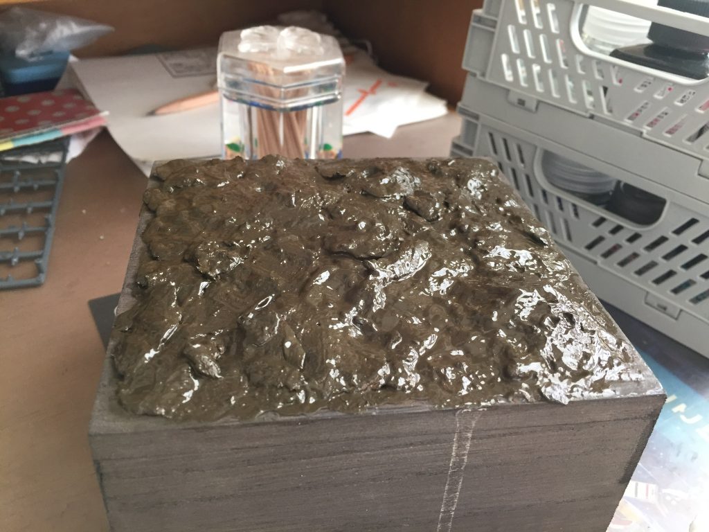 塗りたてのウェザリングペースト。
この質感もアリだなって思ってたんですが、気がついたら乾いちゃってました。残念。