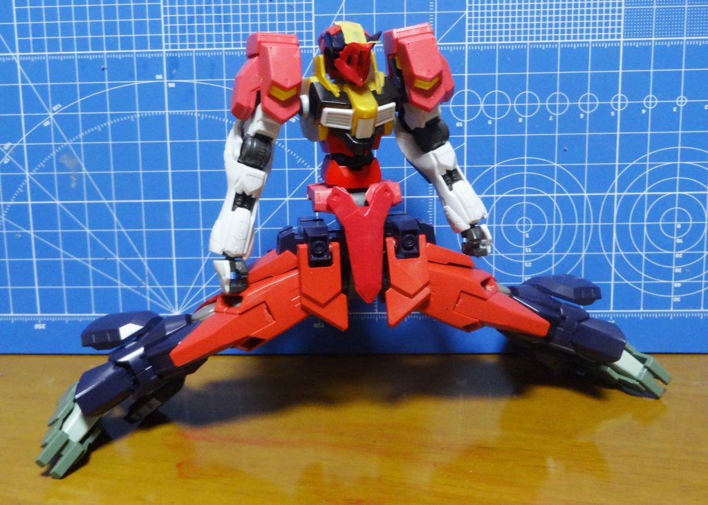 股関節は元のボールジョイントから３ミリピン接続に変更したので結構ガシガシ動かせます。